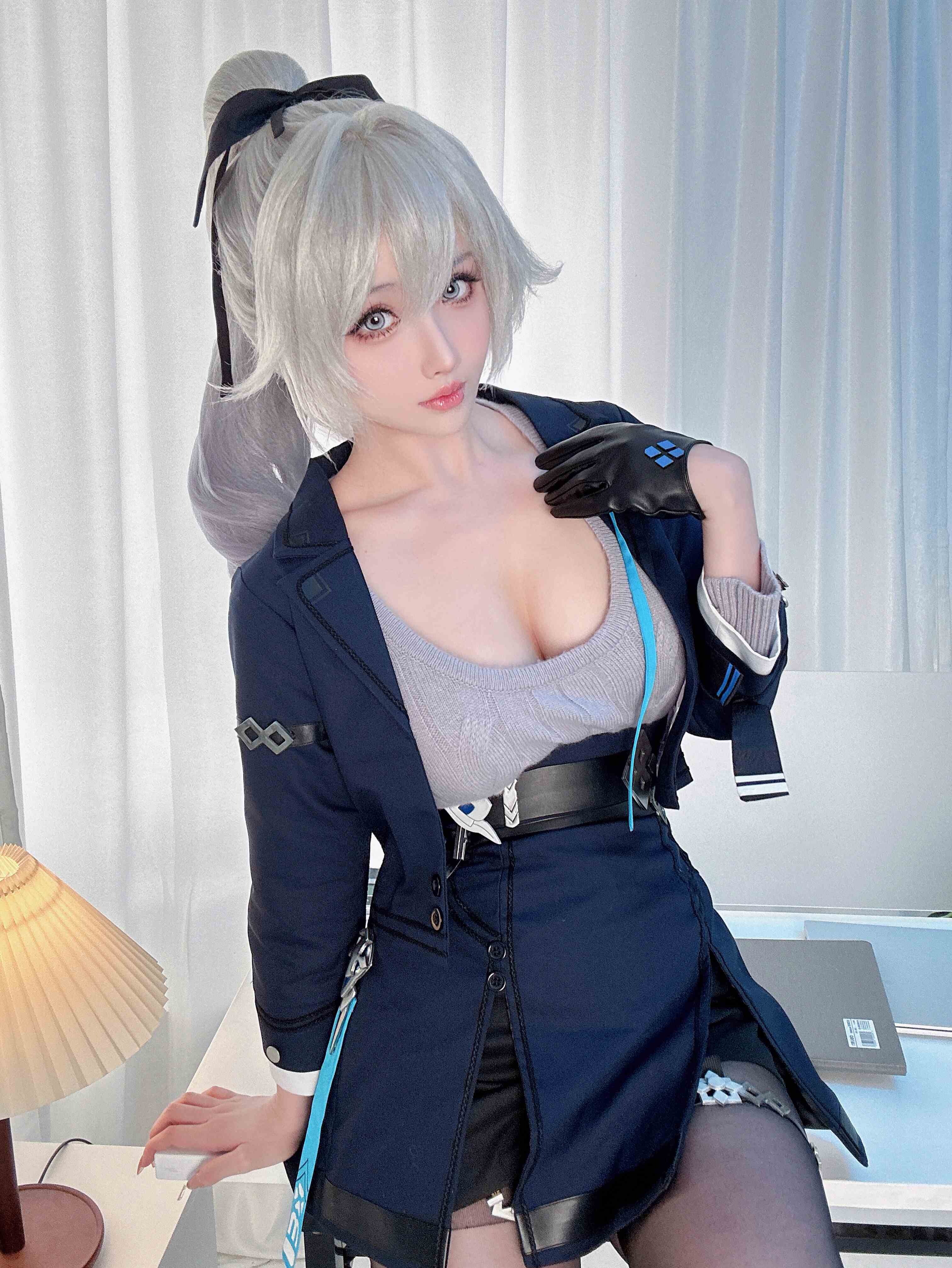 Rioko--cosplay-Bronya-Zaychik-OL---Honkai-Impact-3-1png.jpg