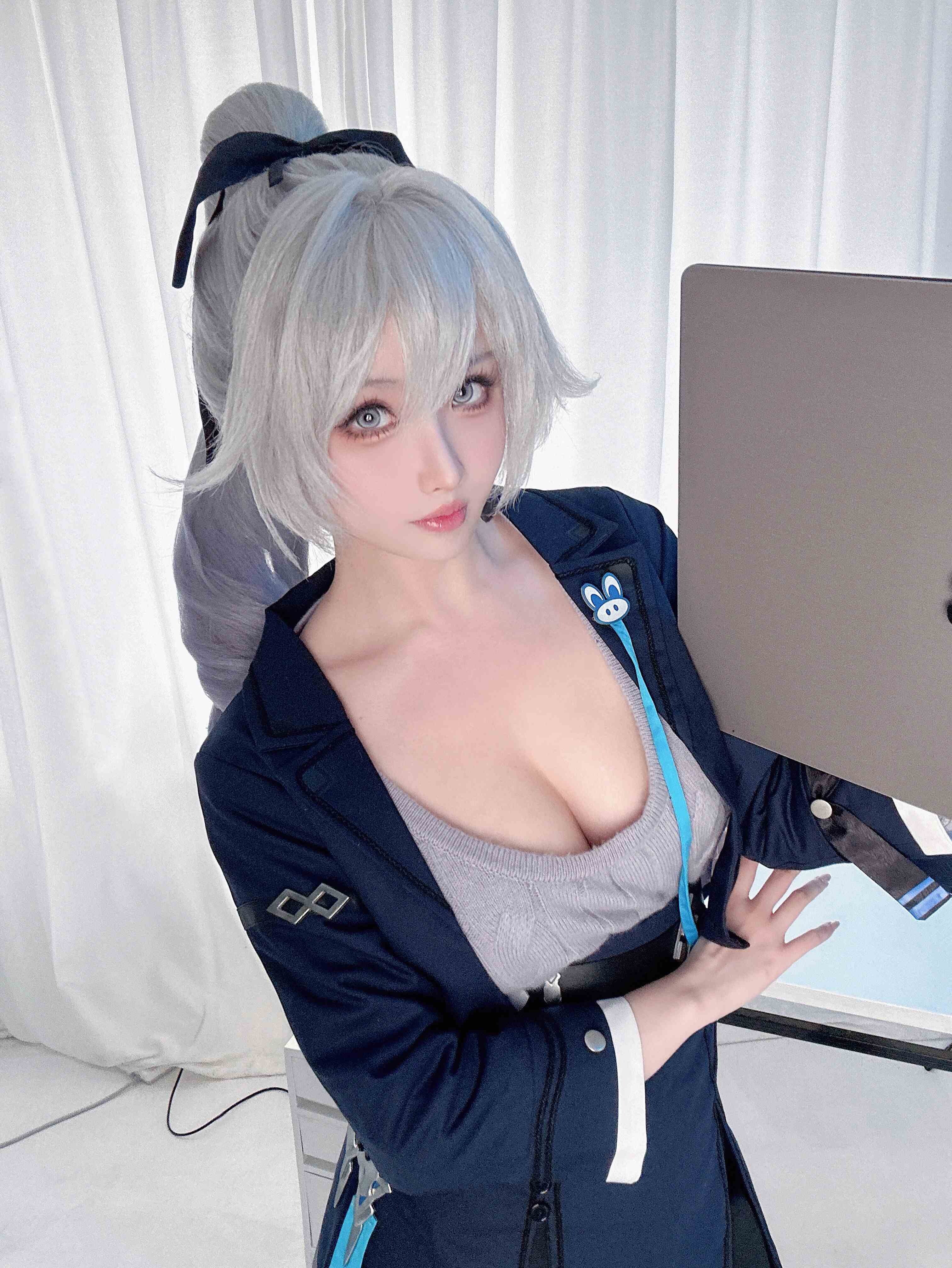 Rioko--cosplay-Bronya-Zaychik-OL---Honkai-Impact-3-3png.jpg